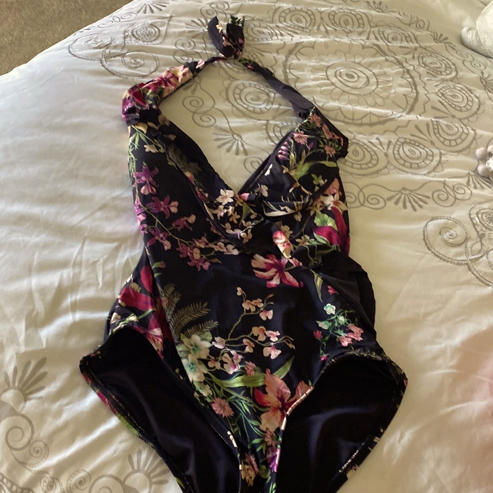 Carmen Marc Valvo swimsuit. Floral on back size 8